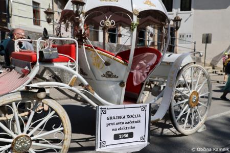 Mednarodna revija starodobnikov v Kamnik privabila ljubitelje klasičnih vozil (42)